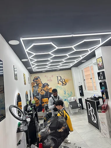 Interno Roksan Barber con luci esagonali